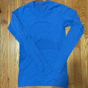 Long sleeve athletic top! 🦋